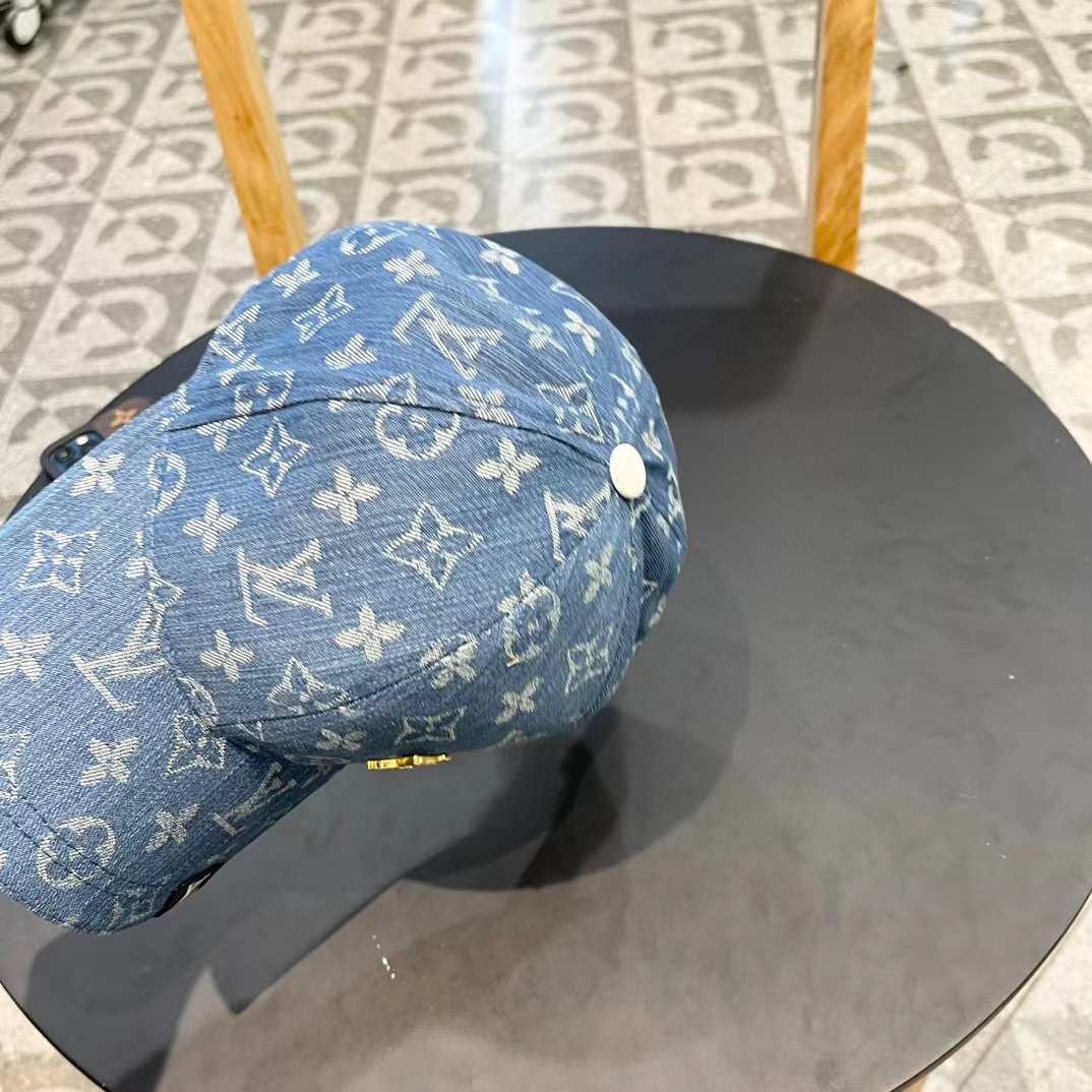    LV路易威登新款牛仔棒球帽
火爆技术升级，洗水牛仔风街头风十足
更符合现在时尚小哥哥小姐姐的sty