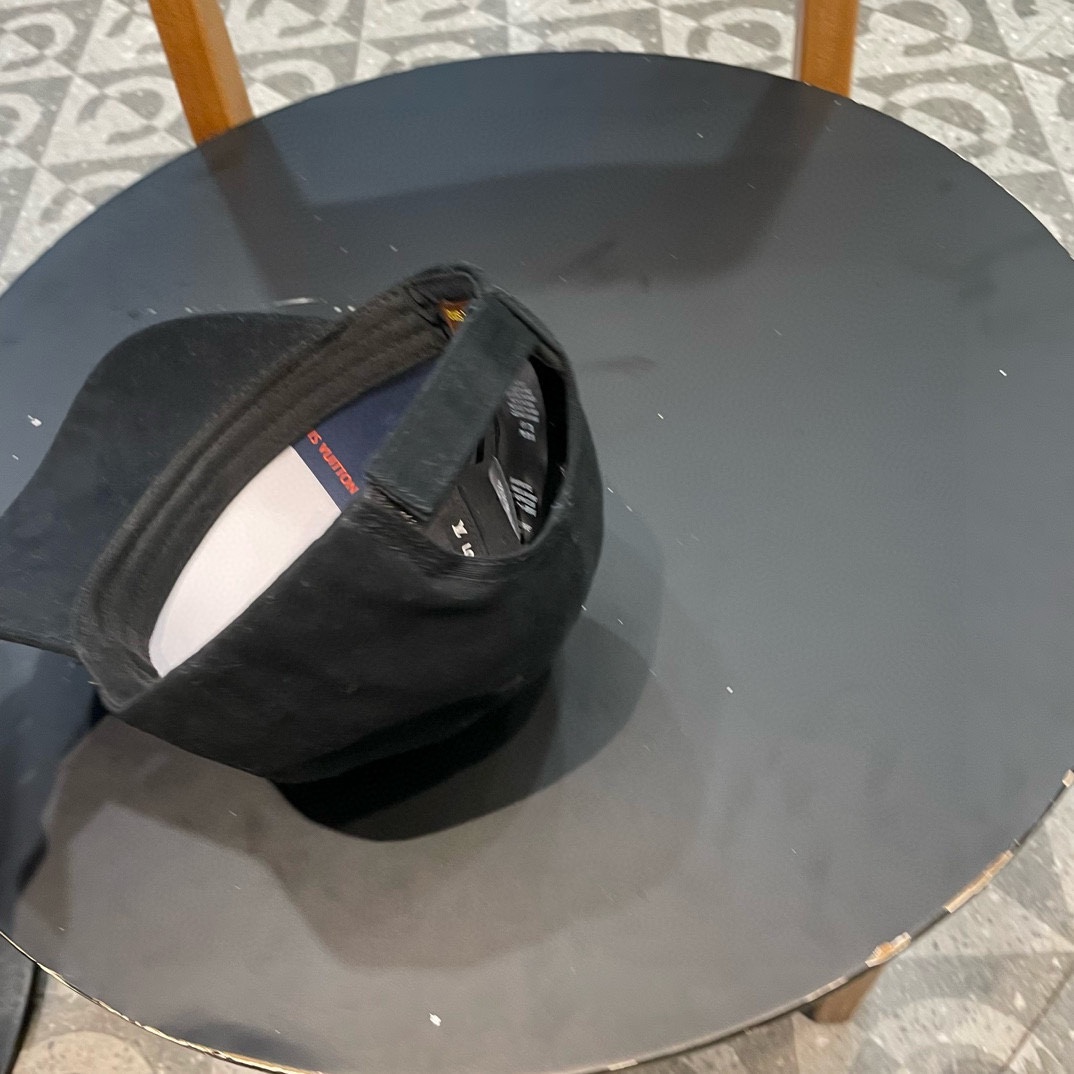  LV路易威登原单刺绣棒球帽  专柜热卖款纯棉内里，轻盈透气。完美版型，对格精准无误，原厂品质，独家实物