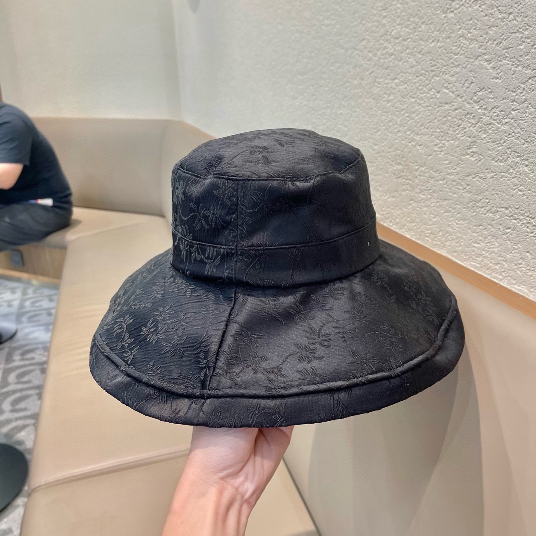  Prada普拉达防晒涂层渔夫帽轻薄便携
防晒帽防紫外线遮阳大帽檐
百褶大帽檐全方位防晒
可折叠