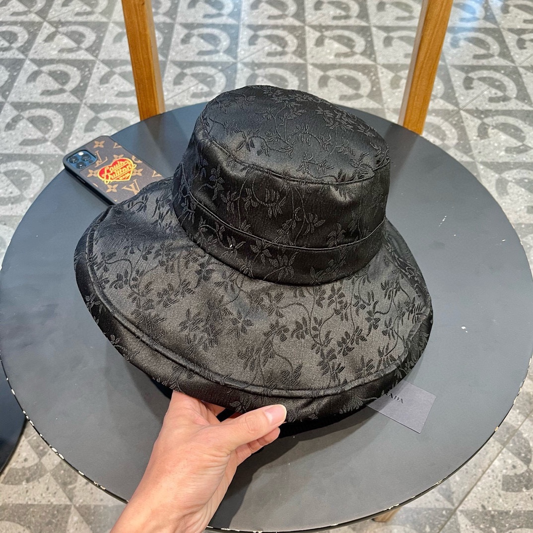  Prada普拉达防晒涂层渔夫帽轻薄便携
防晒帽防紫外线遮阳大帽檐
百褶大帽檐全方位防晒
可折叠