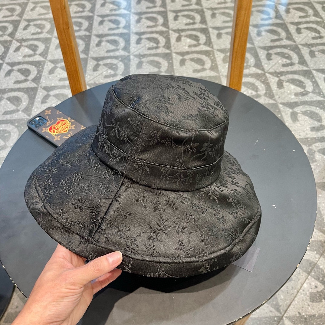  Prada普拉达防晒涂层渔夫帽轻薄便携
防晒帽防紫外线遮阳大帽檐
百褶大帽檐全方位防晒
可折叠