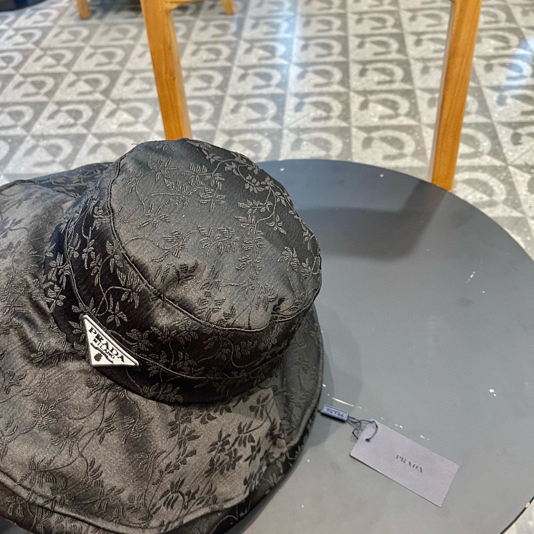  Prada普拉达防晒涂层渔夫帽轻薄便携
防晒帽防紫外线遮阳大帽檐
百褶大帽檐全方位防晒
可折叠