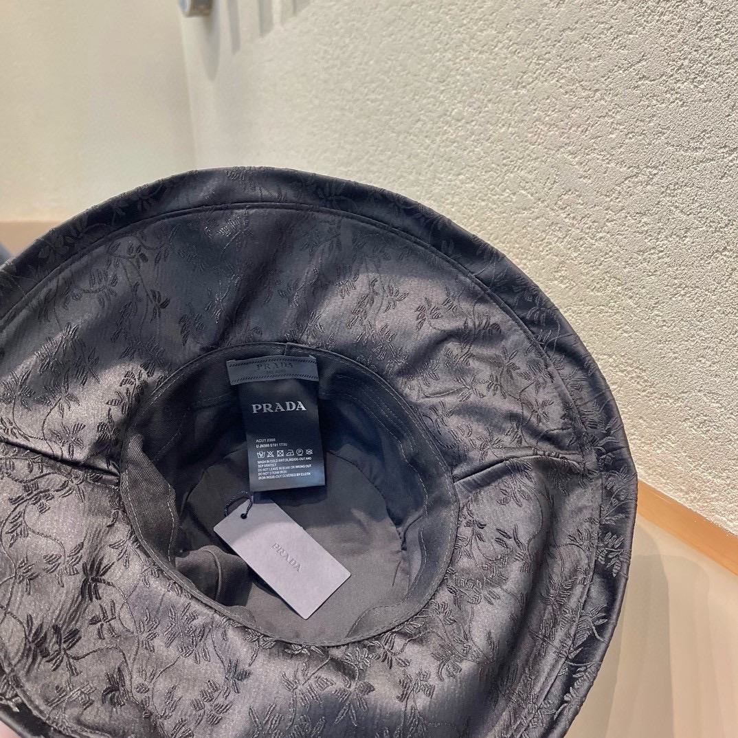  Prada普拉达防晒涂层渔夫帽轻薄便携
防晒帽防紫外线遮阳大帽檐
百褶大帽檐全方位防晒
可折叠