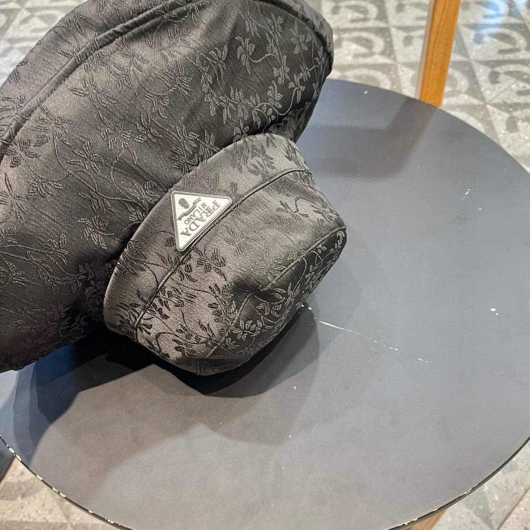  Prada普拉达防晒涂层渔夫帽轻薄便携
防晒帽防紫外线遮阳大帽檐
百褶大帽檐全方位防晒
可折叠