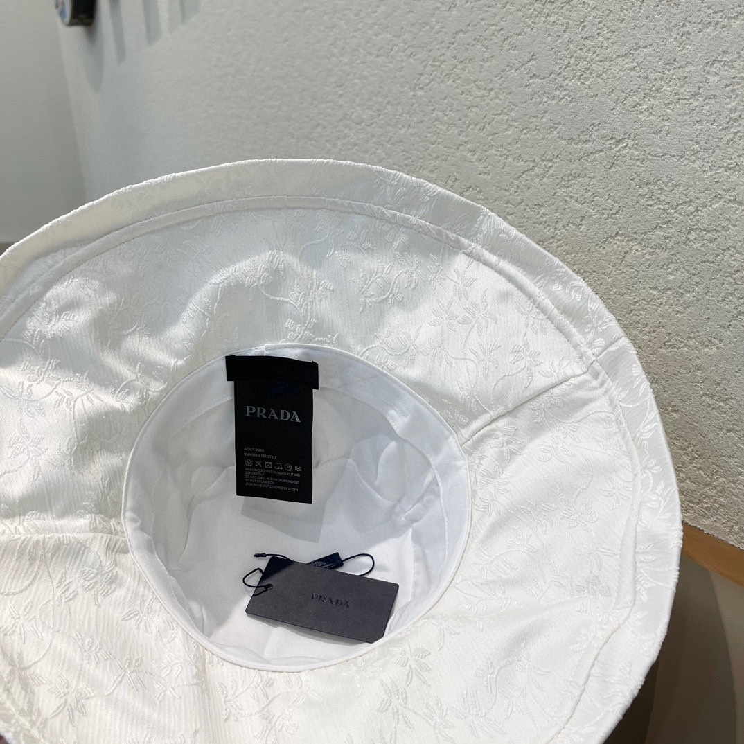  Prada普拉达防晒涂层渔夫帽轻薄便携
防晒帽防紫外线遮阳大帽檐
百褶大帽檐全方位防晒
可折叠