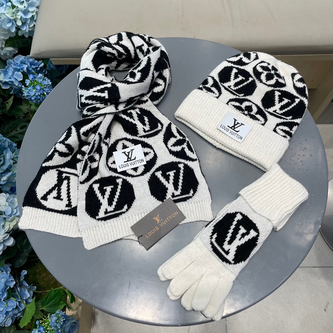 LV三件套🎁【羊毛三件套套装】帽子➕围巾➕手套！经典套装帽子！配12公分狐狸毛球👏暖暖哒超级舒服～冬日小