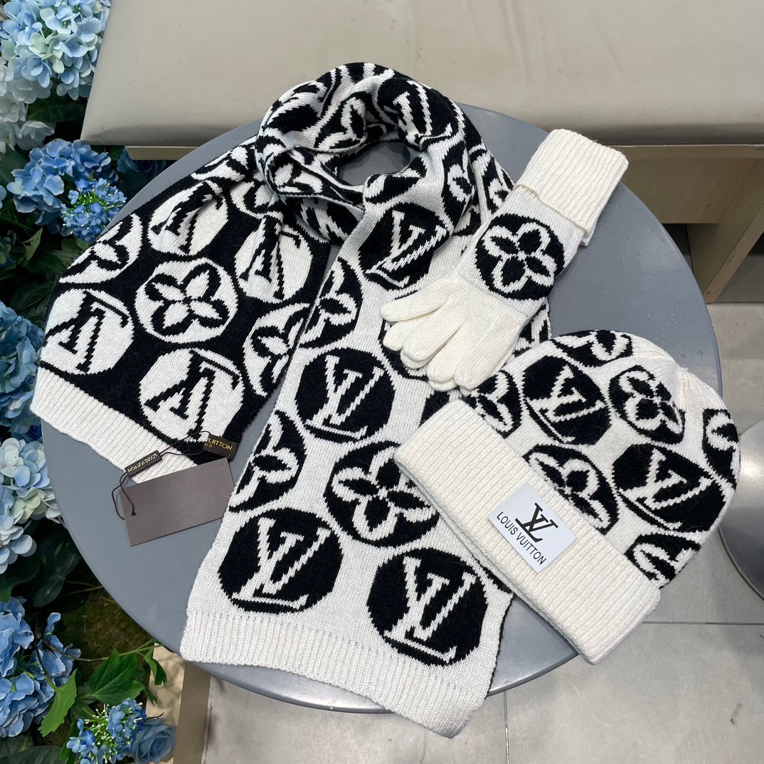 LV三件套🎁【羊毛三件套套装】帽子➕围巾➕手套！经典套装帽子！配12公分狐狸毛球👏暖暖哒超级舒服～冬日小