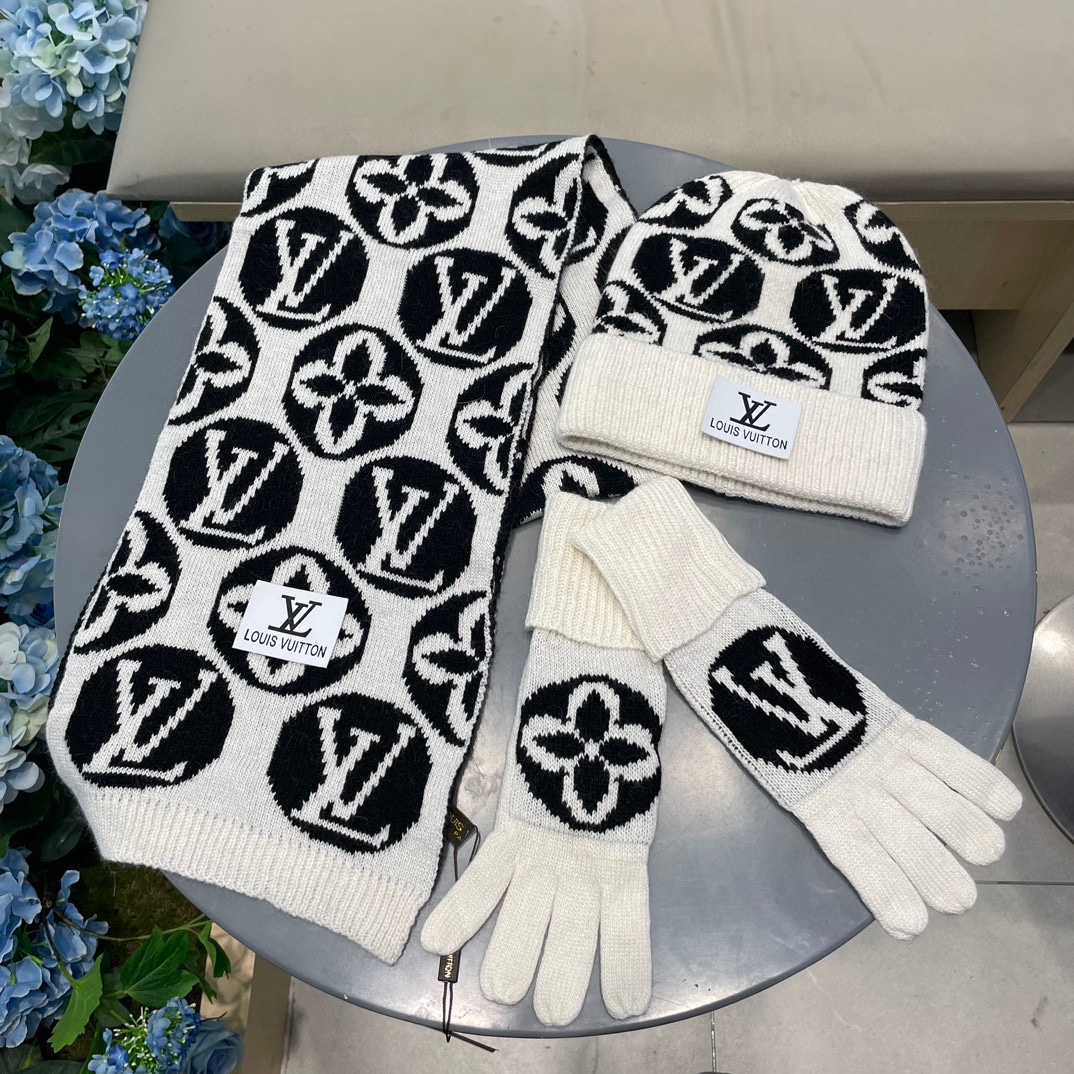 LV三件套🎁【羊毛三件套套装】帽子➕围巾➕手套！经典套装帽子！配12公分狐狸毛球👏暖暖哒超级舒服～冬日小