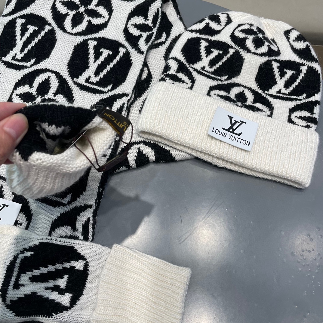 LV三件套🎁【羊毛三件套套装】帽子➕围巾➕手套！经典套装帽子！配12公分狐狸毛球👏暖暖哒超级舒服～冬日小