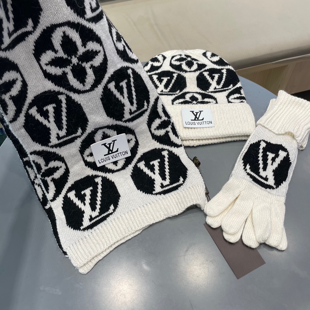 LV三件套🎁【羊毛三件套套装】帽子➕围巾➕手套！经典套装帽子！配12公分狐狸毛球👏暖暖哒超级舒服～冬日小