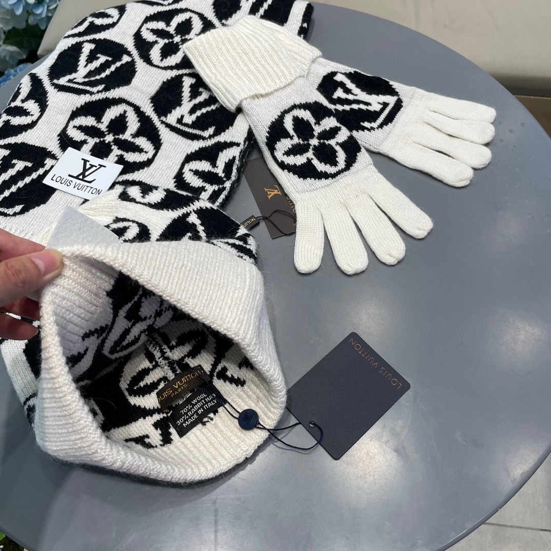 LV三件套🎁【羊毛三件套套装】帽子➕围巾➕手套！经典套装帽子！配12公分狐狸毛球👏暖暖哒超级舒服～冬日小