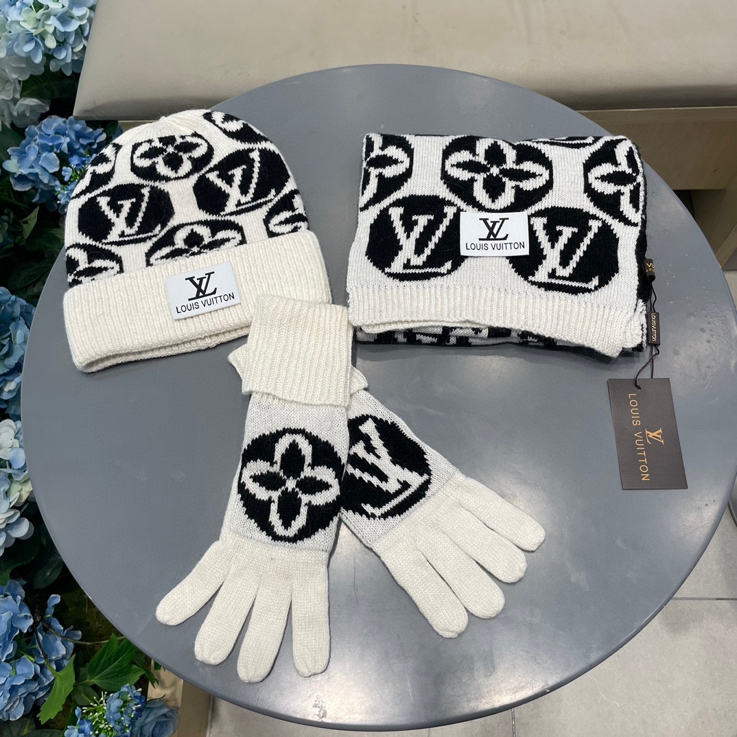 NO:659593,LV three-piece suit [wool three-piece suit] hat, scarf and gloves!  Classic suit hat!  It comes with a 12cm fox fur ball, which is warm and super comfortable. It’s a great tool for young ladies to reduce their age in winter. This winter, all you need is this set of hats. It’s warm and fashionable!  Complete range of anti-counterfeiting labels and elevators!  Many styles, welcome to choose suits, suits, louis vuitton, gloves, hats19860909LV三件套【羊毛三件套套装】帽子围巾手套！经典套装帽子！配12公分狐狸毛球暖暖哒超级舒服～冬日小姐姐减龄神器哦～这个冬天你就差这么一套套装帽子啦～又保暖又时尚！防伪标签吊卡齐全！多多款式,欢迎选择套装,套装,louis vuitton,gloves,hats,accessory