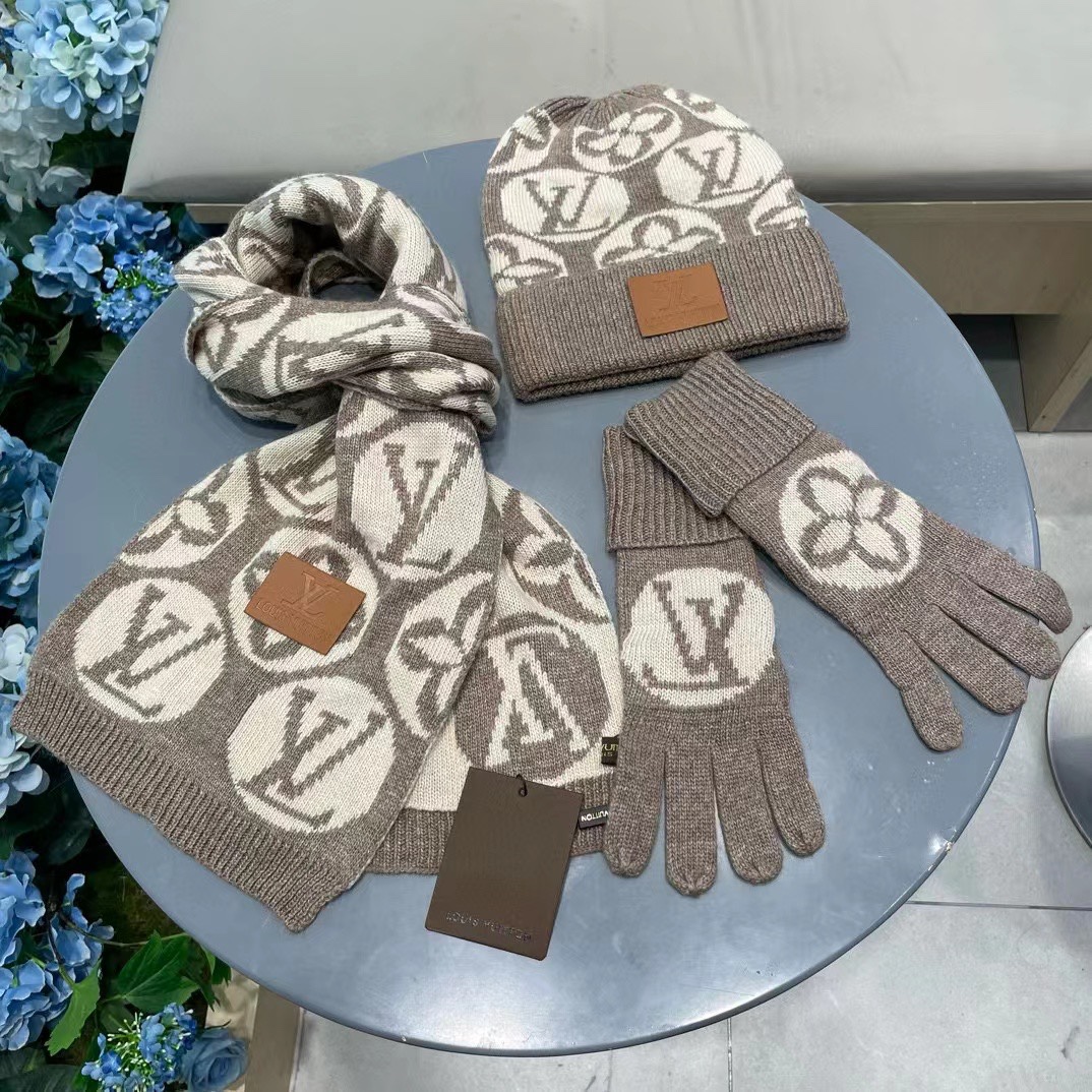 LV三件套🎁【羊毛三件套套装】帽子➕围巾➕手套！经典套装帽子！配12公分狐狸毛球👏暖暖哒超级舒服～冬日小
