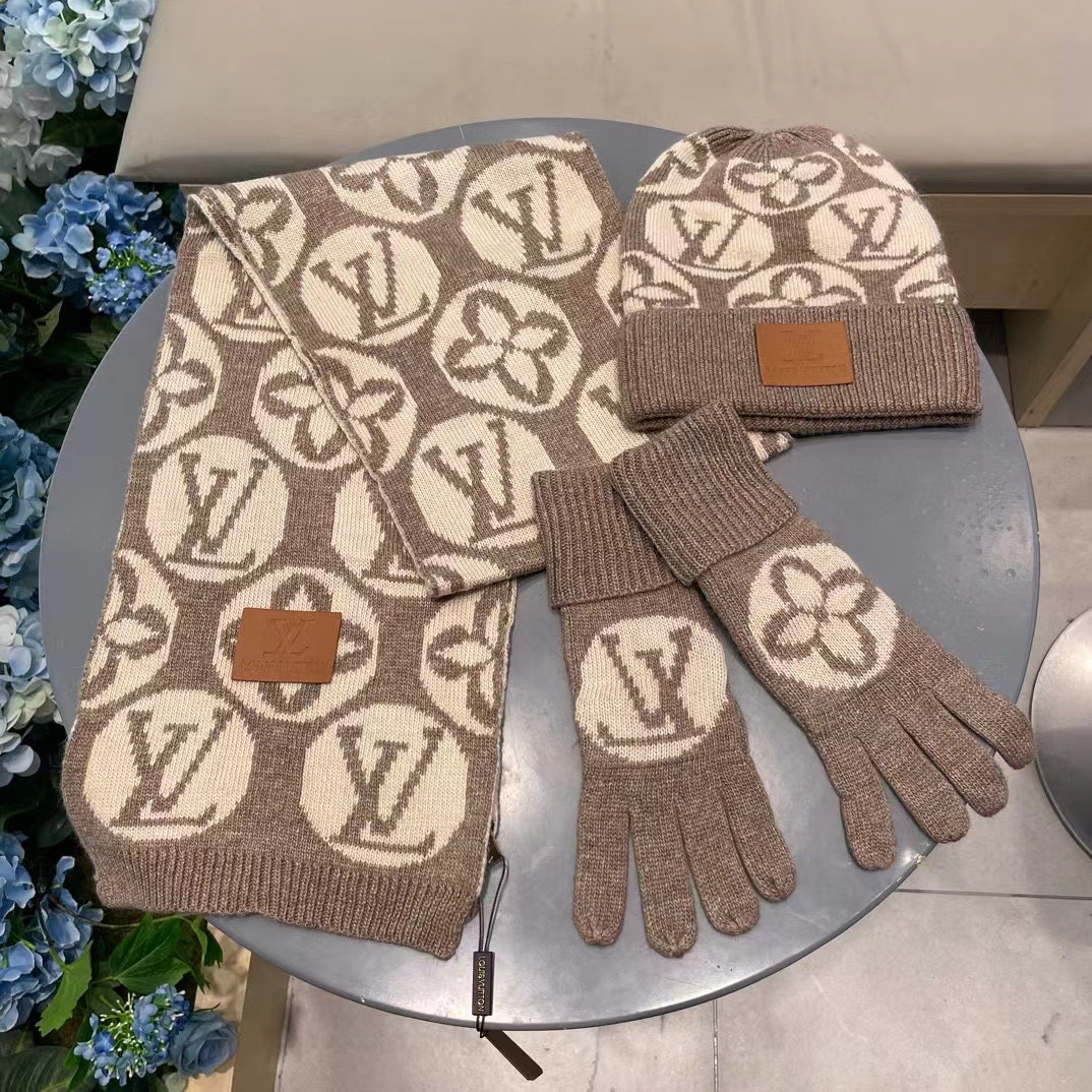 LV三件套🎁【羊毛三件套套装】帽子➕围巾➕手套！经典套装帽子！配12公分狐狸毛球👏暖暖哒超级舒服～冬日小
