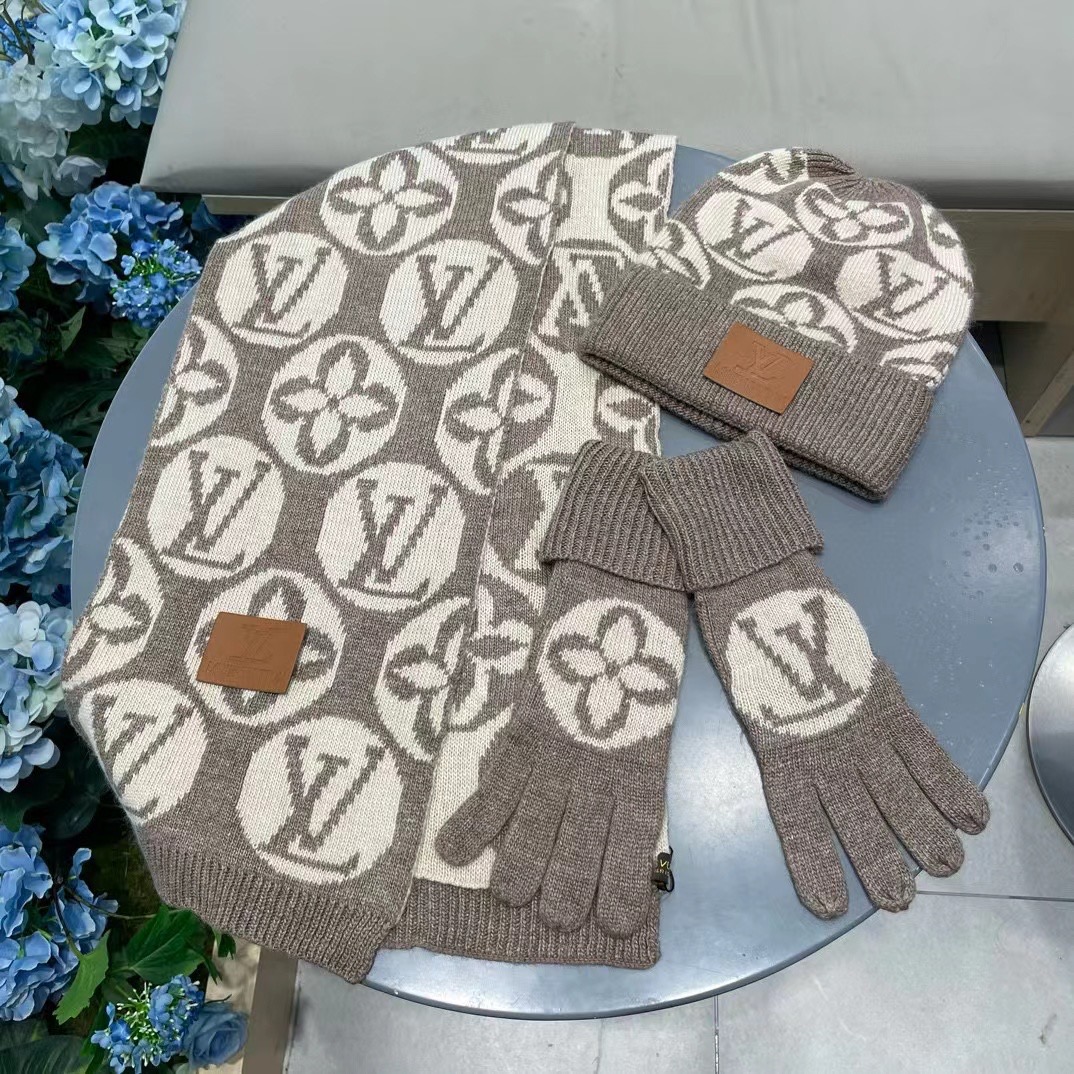 LV三件套🎁【羊毛三件套套装】帽子➕围巾➕手套！经典套装帽子！配12公分狐狸毛球👏暖暖哒超级舒服～冬日小