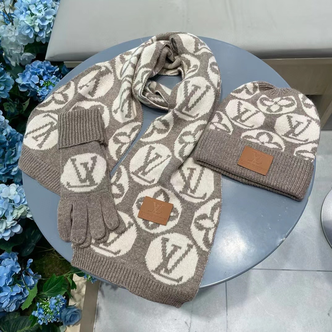 LV三件套🎁【羊毛三件套套装】帽子➕围巾➕手套！经典套装帽子！配12公分狐狸毛球👏暖暖哒超级舒服～冬日小