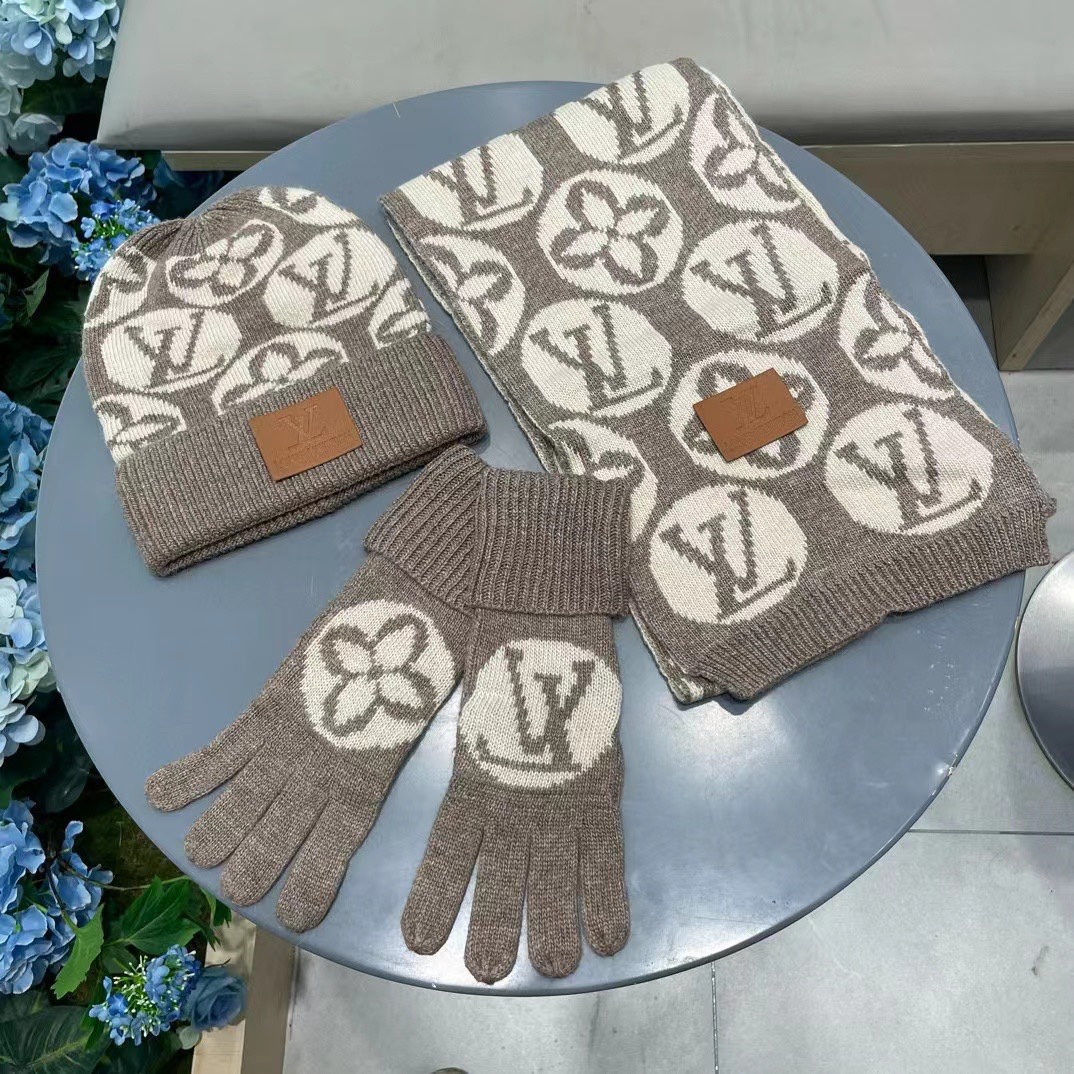 LV三件套🎁【羊毛三件套套装】帽子➕围巾➕手套！经典套装帽子！配12公分狐狸毛球👏暖暖哒超级舒服～冬日小