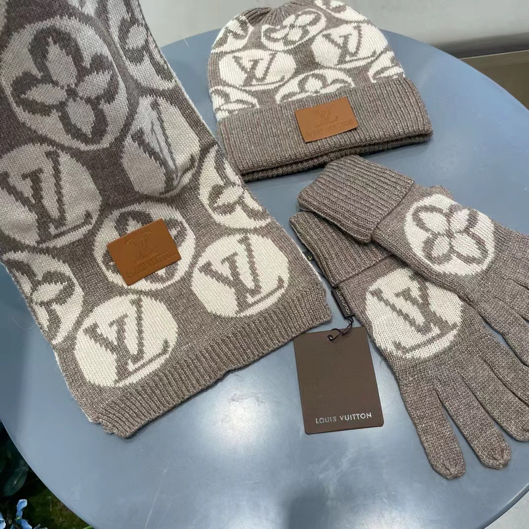 LV三件套🎁【羊毛三件套套装】帽子➕围巾➕手套！经典套装帽子！配12公分狐狸毛球👏暖暖哒超级舒服～冬日小