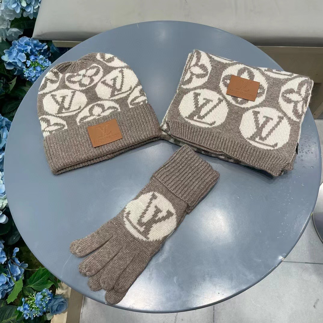 LV三件套🎁【羊毛三件套套装】帽子➕围巾➕手套！经典套装帽子！配12公分狐狸毛球👏暖暖哒超级舒服～冬日小