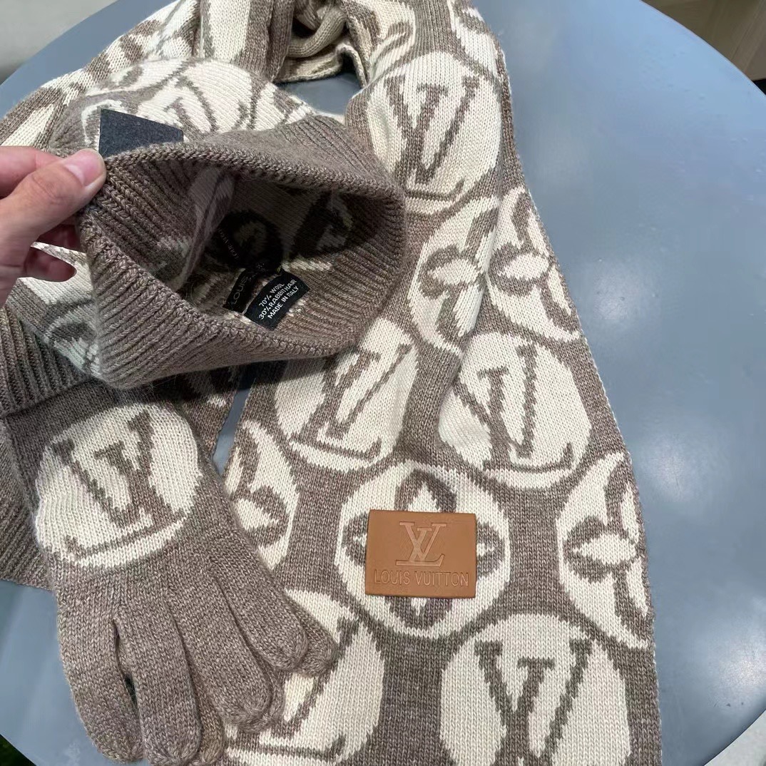 LV三件套🎁【羊毛三件套套装】帽子➕围巾➕手套！经典套装帽子！配12公分狐狸毛球👏暖暖哒超级舒服～冬日小
