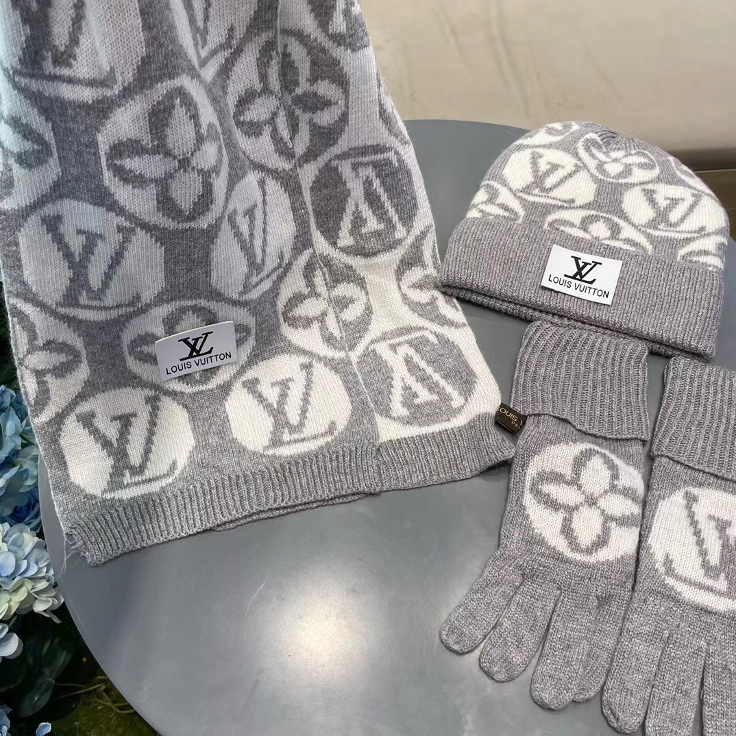 LV三件套🎁【羊毛三件套套装】帽子➕围巾➕手套！经典套装帽子！配12公分狐狸毛球👏暖暖哒超级舒服～冬日小
