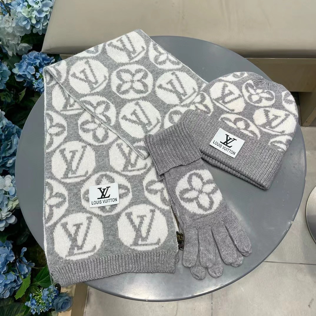LV三件套🎁【羊毛三件套套装】帽子➕围巾➕手套！经典套装帽子！配12公分狐狸毛球👏暖暖哒超级舒服～冬日小