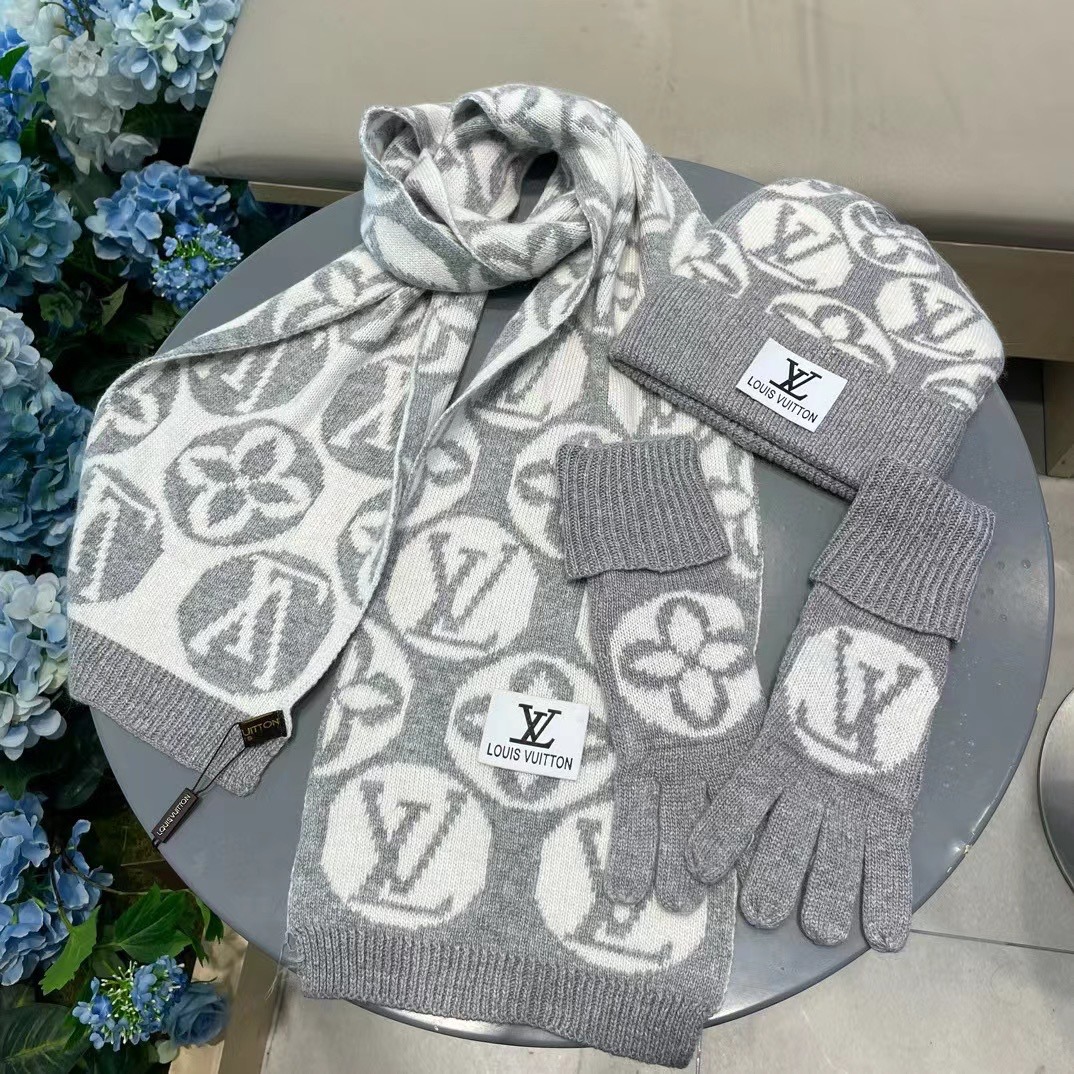 LV三件套🎁【羊毛三件套套装】帽子➕围巾➕手套！经典套装帽子！配12公分狐狸毛球👏暖暖哒超级舒服～冬日小