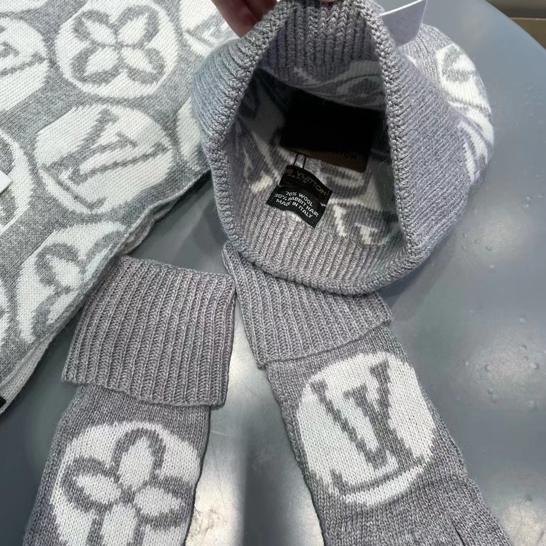 LV三件套🎁【羊毛三件套套装】帽子➕围巾➕手套！经典套装帽子！配12公分狐狸毛球👏暖暖哒超级舒服～冬日小