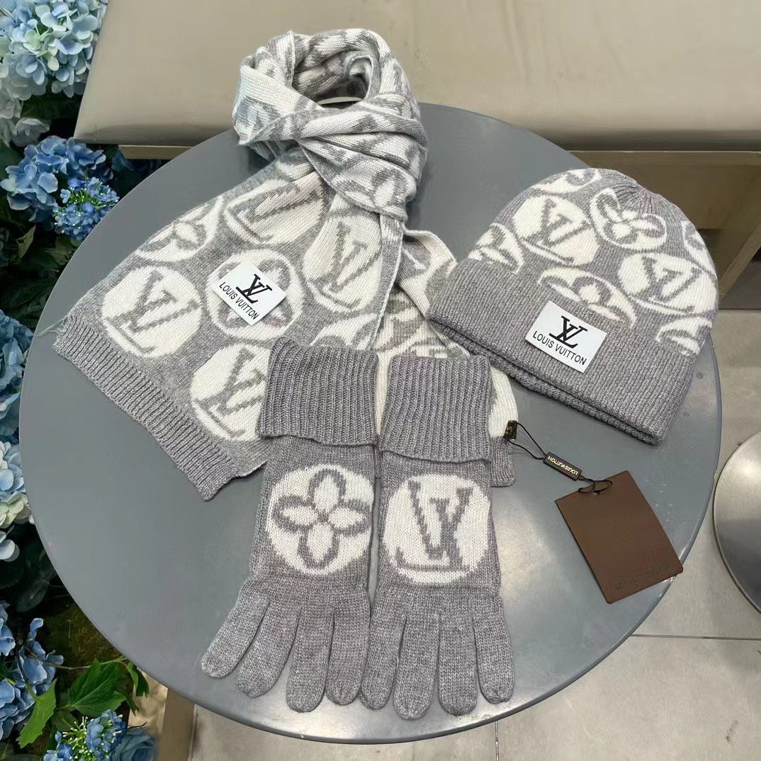 LV三件套🎁【羊毛三件套套装】帽子➕围巾➕手套！经典套装帽子！配12公分狐狸毛球👏暖暖哒超级舒服～冬日小