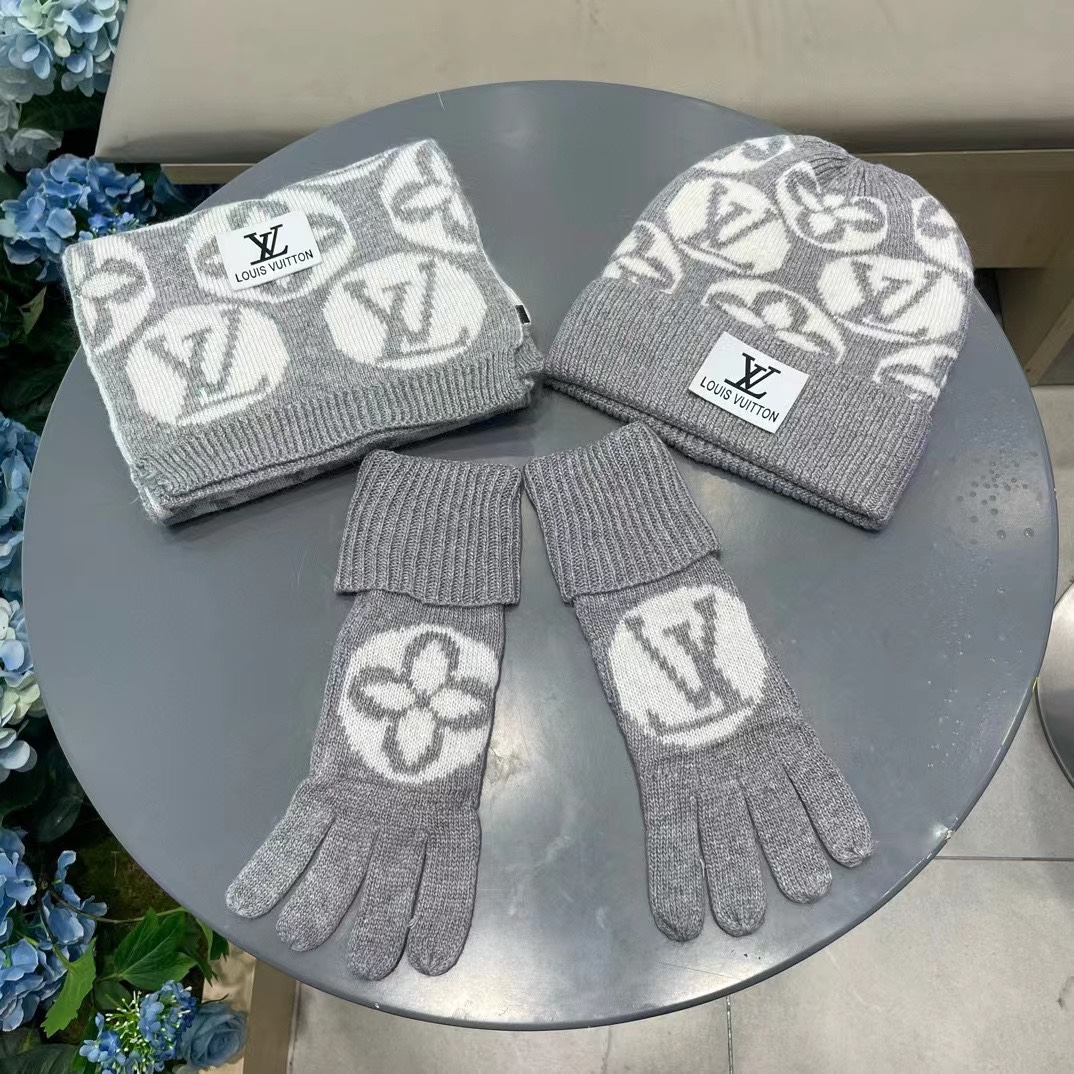 LV三件套🎁【羊毛三件套套装】帽子➕围巾➕手套！经典套装帽子！配12公分狐狸毛球👏暖暖哒超级舒服～冬日小