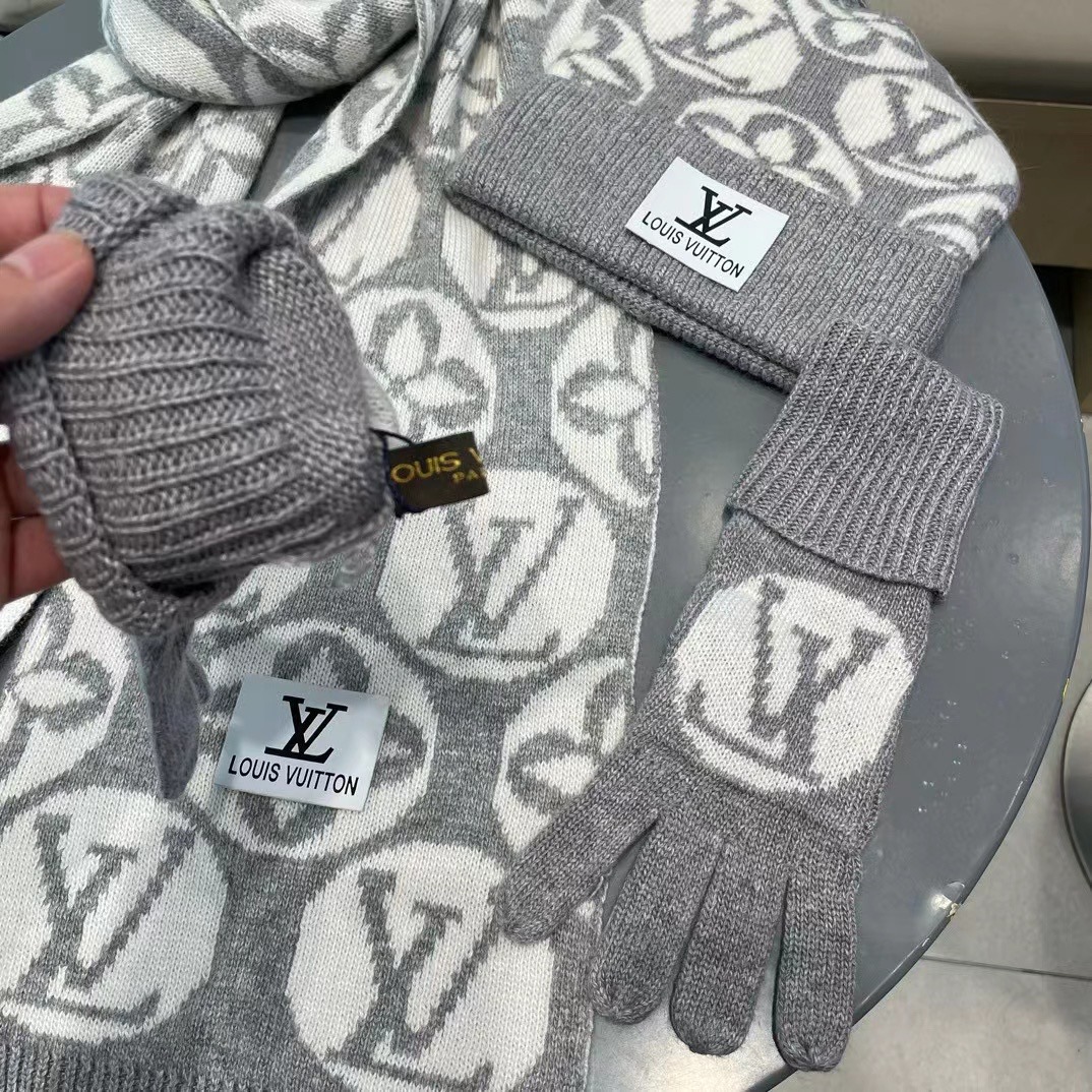 LV三件套🎁【羊毛三件套套装】帽子➕围巾➕手套！经典套装帽子！配12公分狐狸毛球👏暖暖哒超级舒服～冬日小