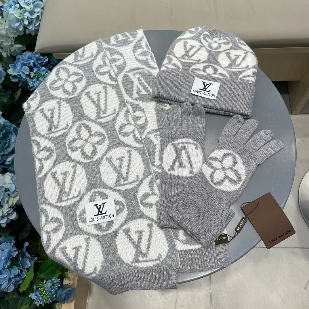 LV三件套🎁【羊毛三件套套装】帽子➕围巾➕手套！经典套装帽子！配12公分狐狸毛球👏暖暖哒超级舒服～冬日小