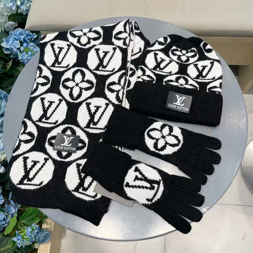 LV三件套🎁【羊毛三件套套装】帽子➕围巾➕手套！经典套装帽子！配12公分狐狸毛球👏暖暖哒超级舒服～冬日小