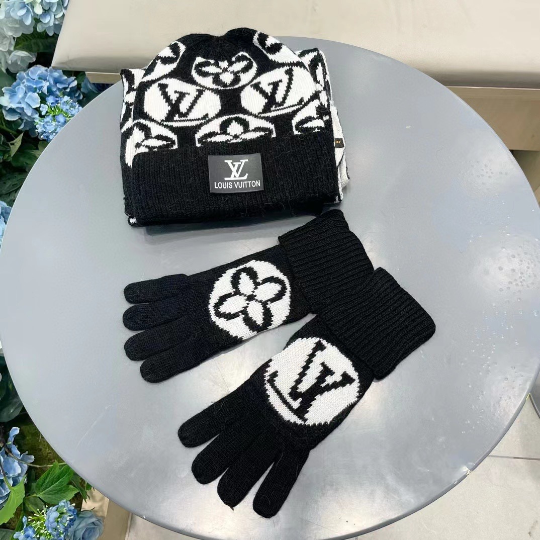 LV三件套🎁【羊毛三件套套装】帽子➕围巾➕手套！经典套装帽子！配12公分狐狸毛球👏暖暖哒超级舒服～冬日小