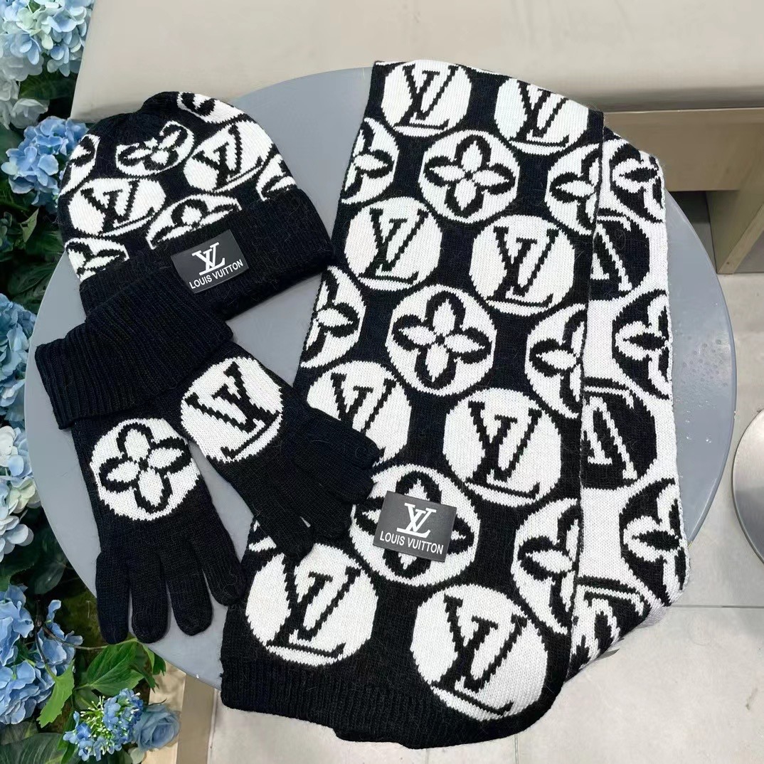 LV三件套🎁【羊毛三件套套装】帽子➕围巾➕手套！经典套装帽子！配12公分狐狸毛球👏暖暖哒超级舒服～冬日小