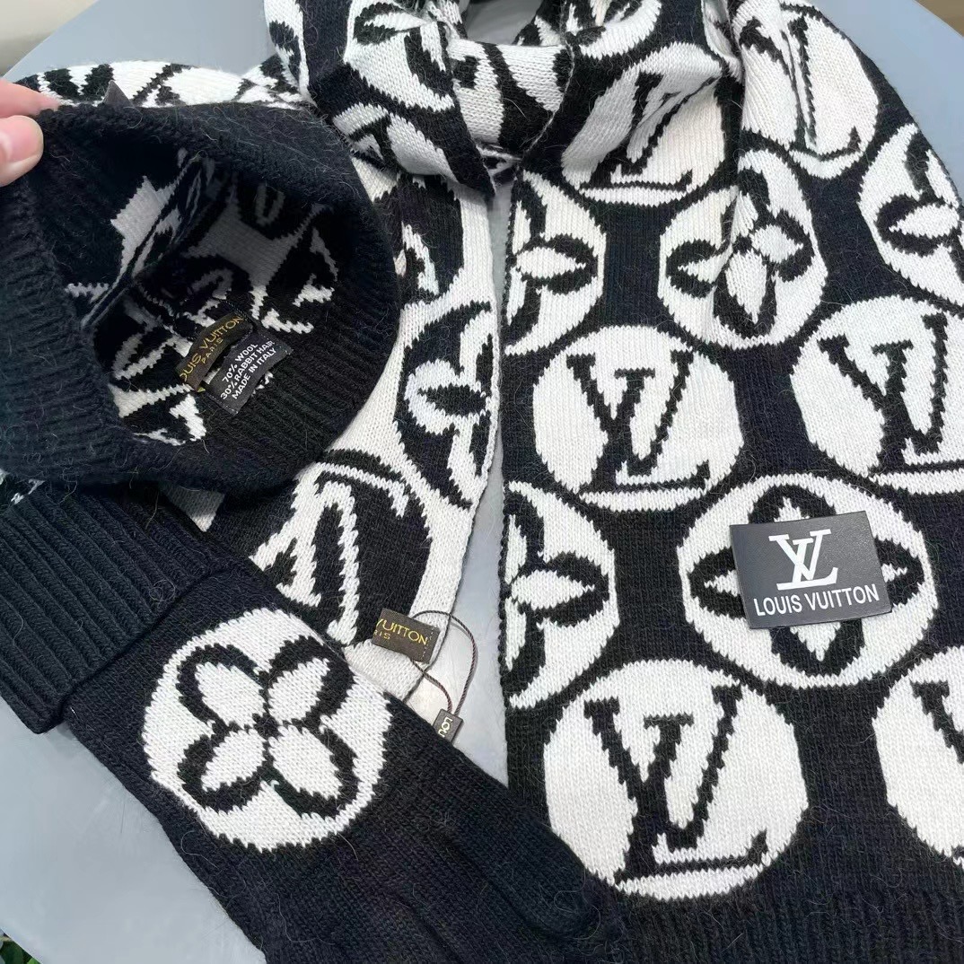 LV三件套🎁【羊毛三件套套装】帽子➕围巾➕手套！经典套装帽子！配12公分狐狸毛球👏暖暖哒超级舒服～冬日小