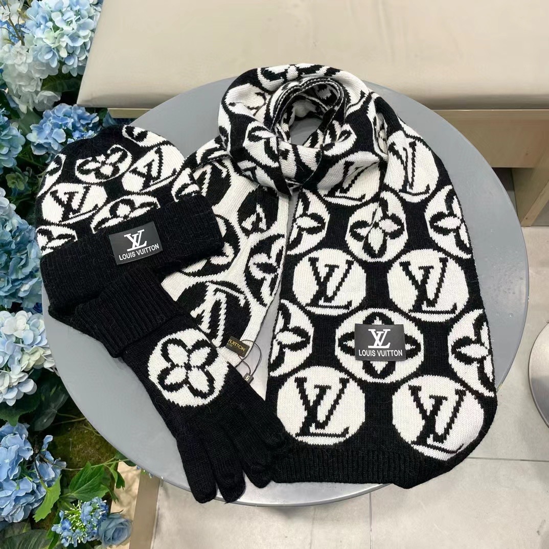 LV三件套🎁【羊毛三件套套装】帽子➕围巾➕手套！经典套装帽子！配12公分狐狸毛球👏暖暖哒超级舒服～冬日小