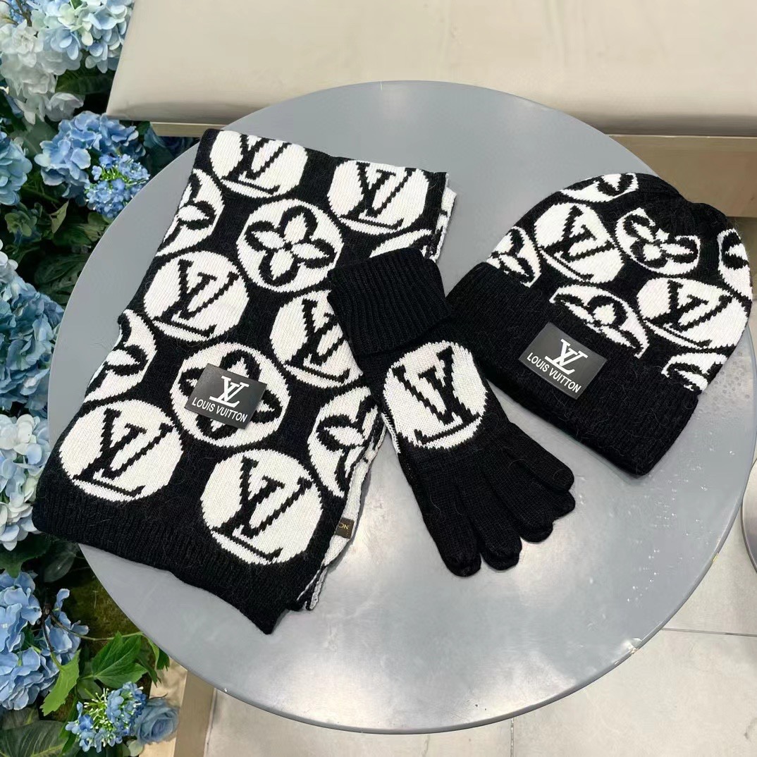 LV三件套🎁【羊毛三件套套装】帽子➕围巾➕手套！经典套装帽子！配12公分狐狸毛球👏暖暖哒超级舒服～冬日小