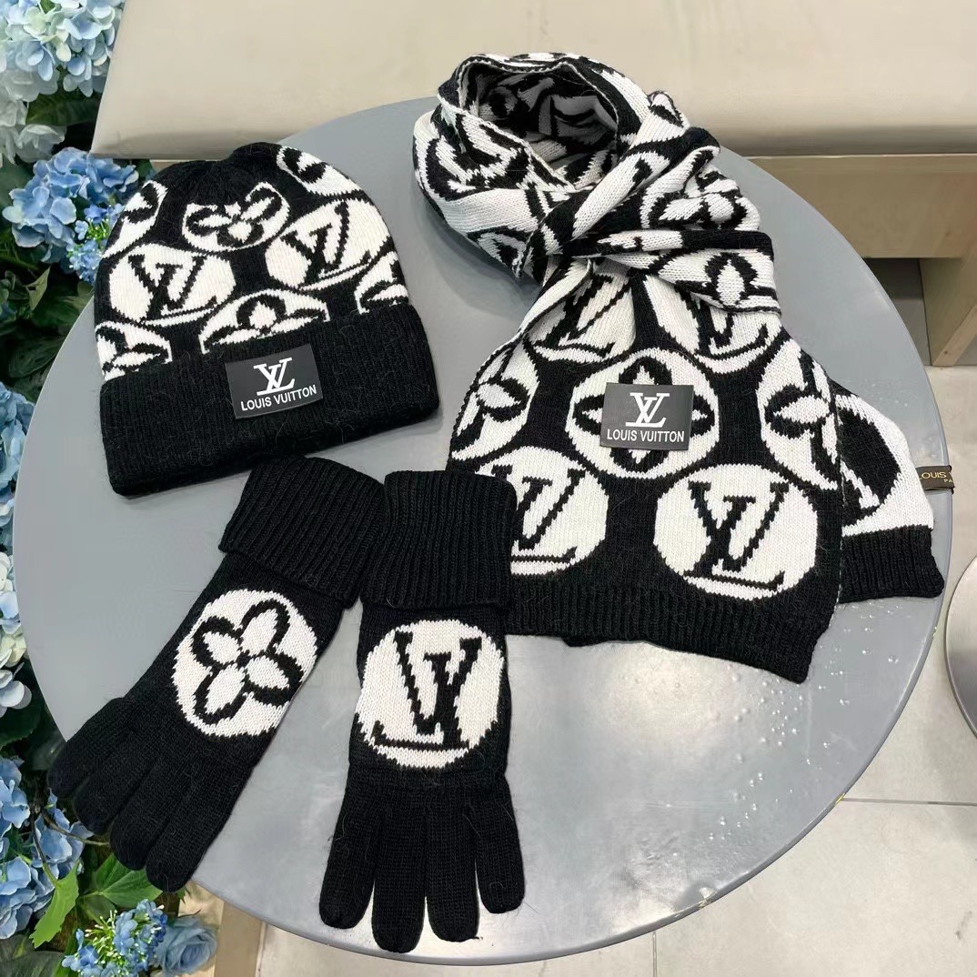 LV三件套🎁【羊毛三件套套装】帽子➕围巾➕手套！经典套装帽子！配12公分狐狸毛球👏暖暖哒超级舒服～冬日小