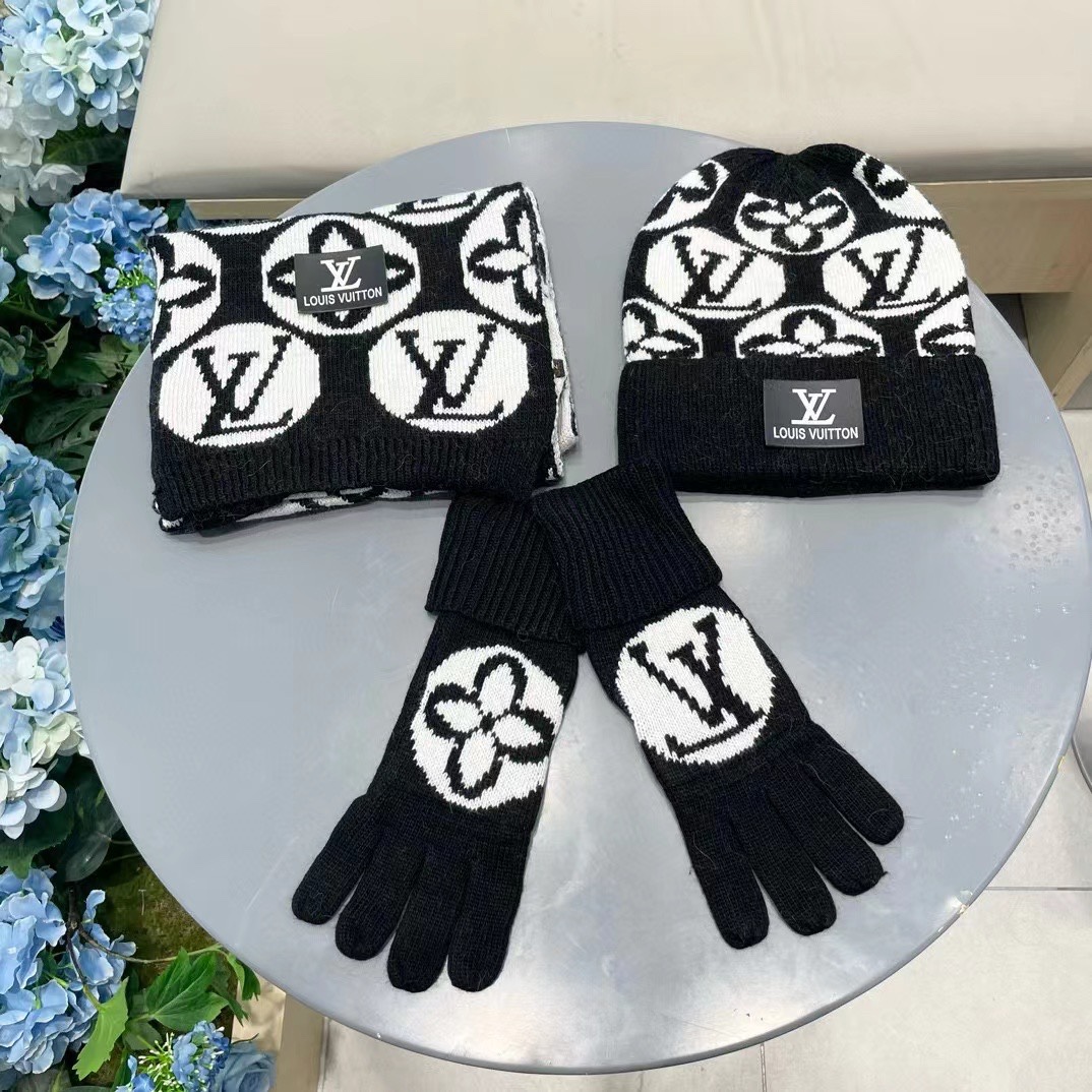 LV三件套🎁【羊毛三件套套装】帽子➕围巾➕手套！经典套装帽子！配12公分狐狸毛球👏暖暖哒超级舒服～冬日小