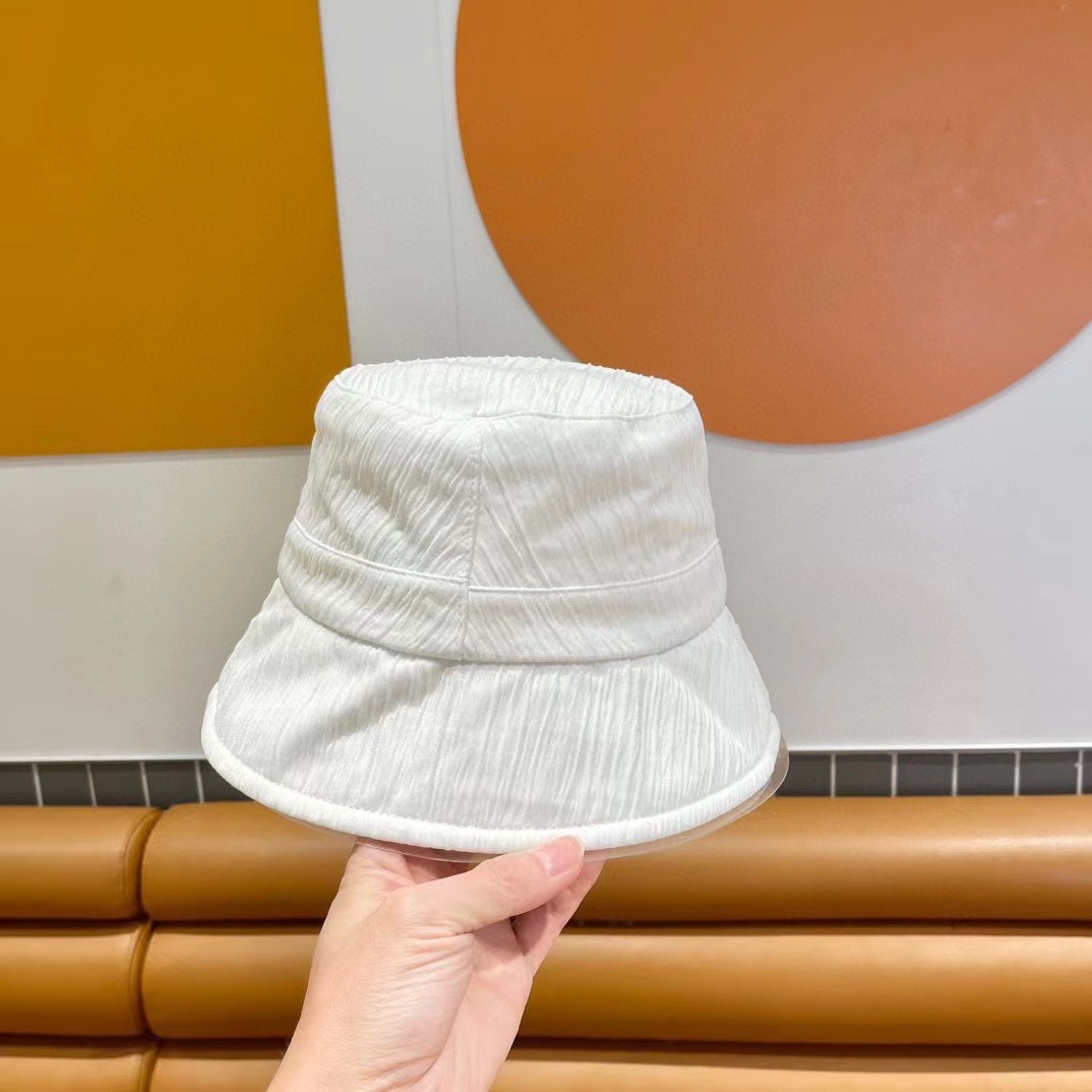   普拉达2024春新款渔夫帽，简约甜美风，帽型很好，大脸型哦！出街必备