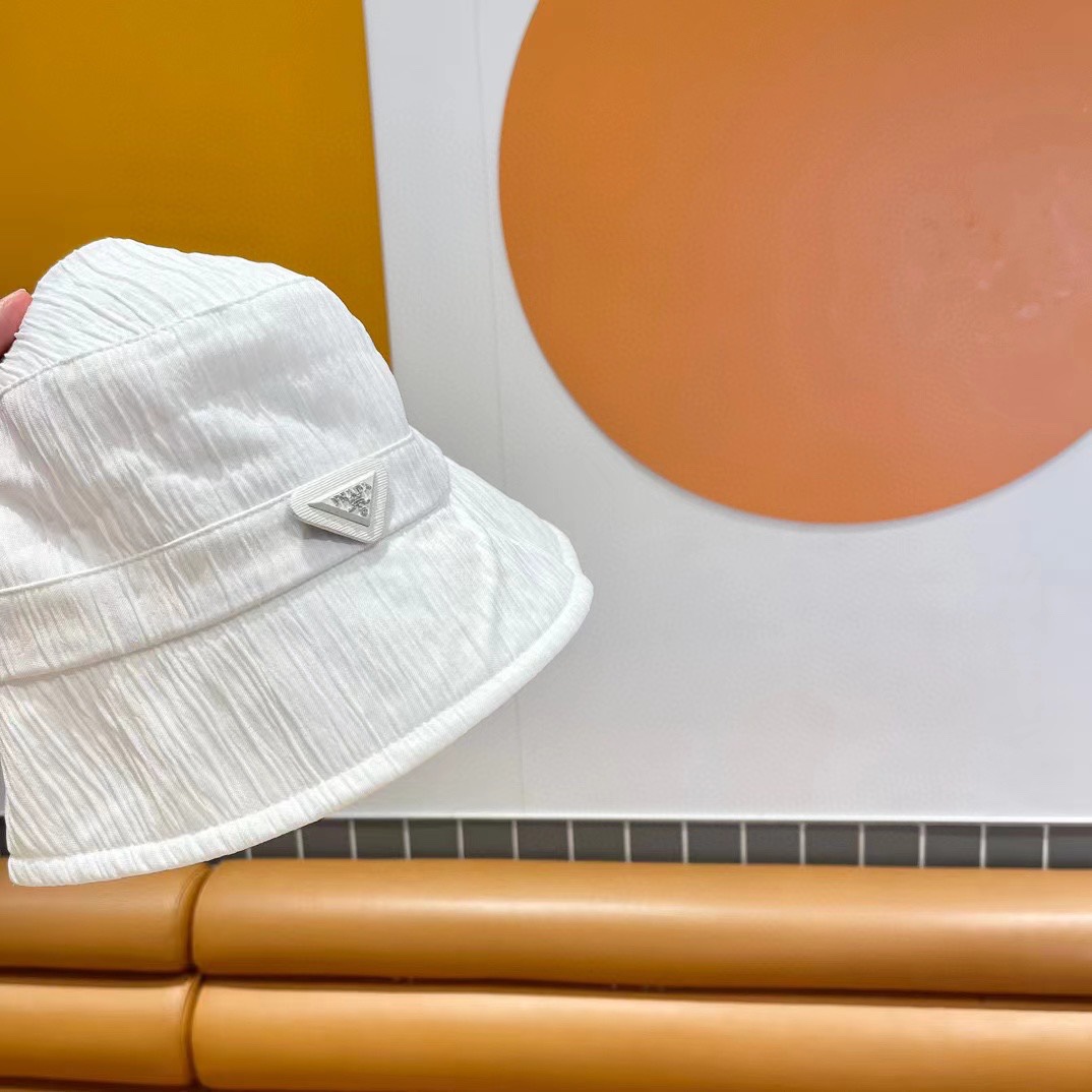   普拉达2024春新款渔夫帽，简约甜美风，帽型很好，大脸型哦！出街必备