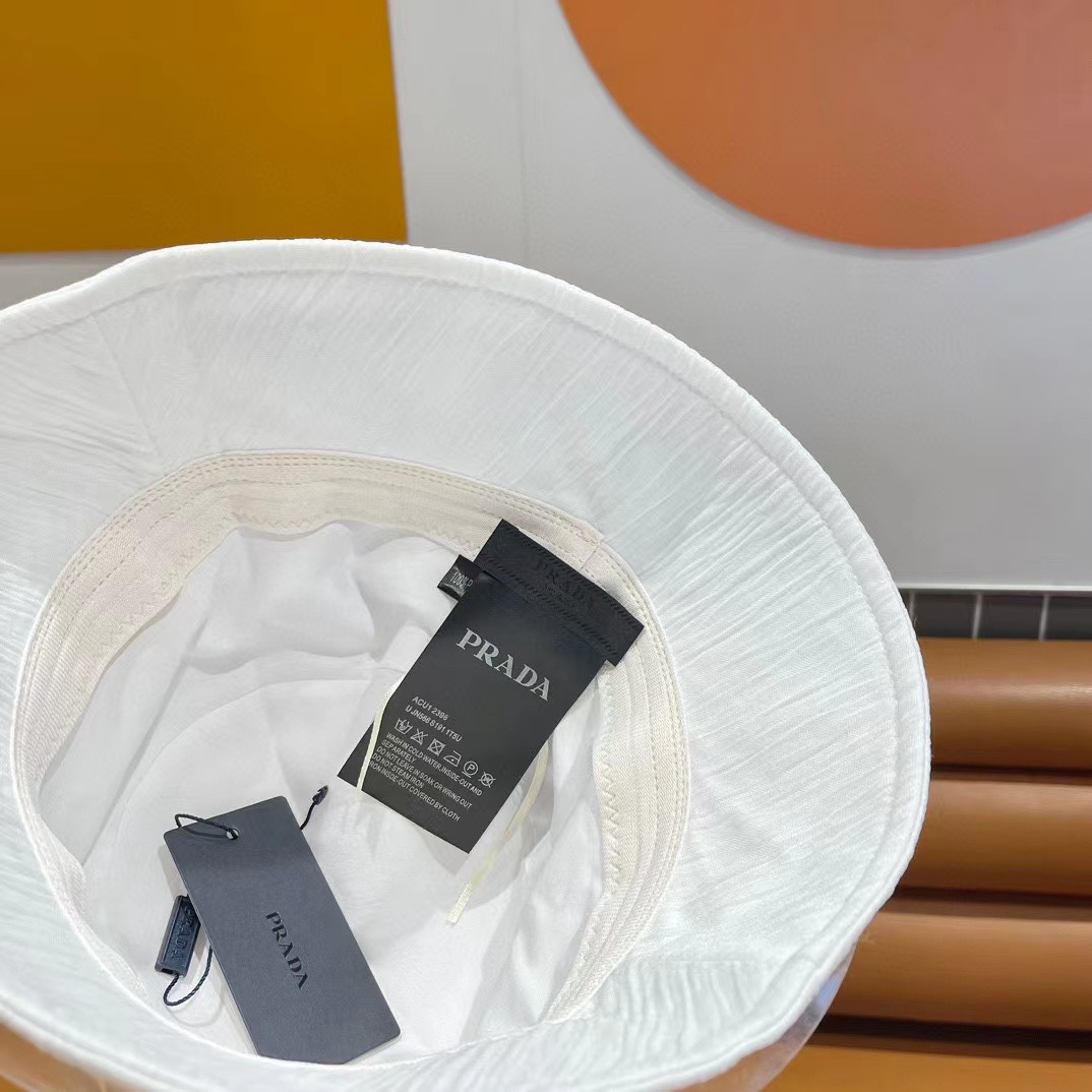   普拉达2024春新款渔夫帽，简约甜美风，帽型很好，大脸型哦！出街必备