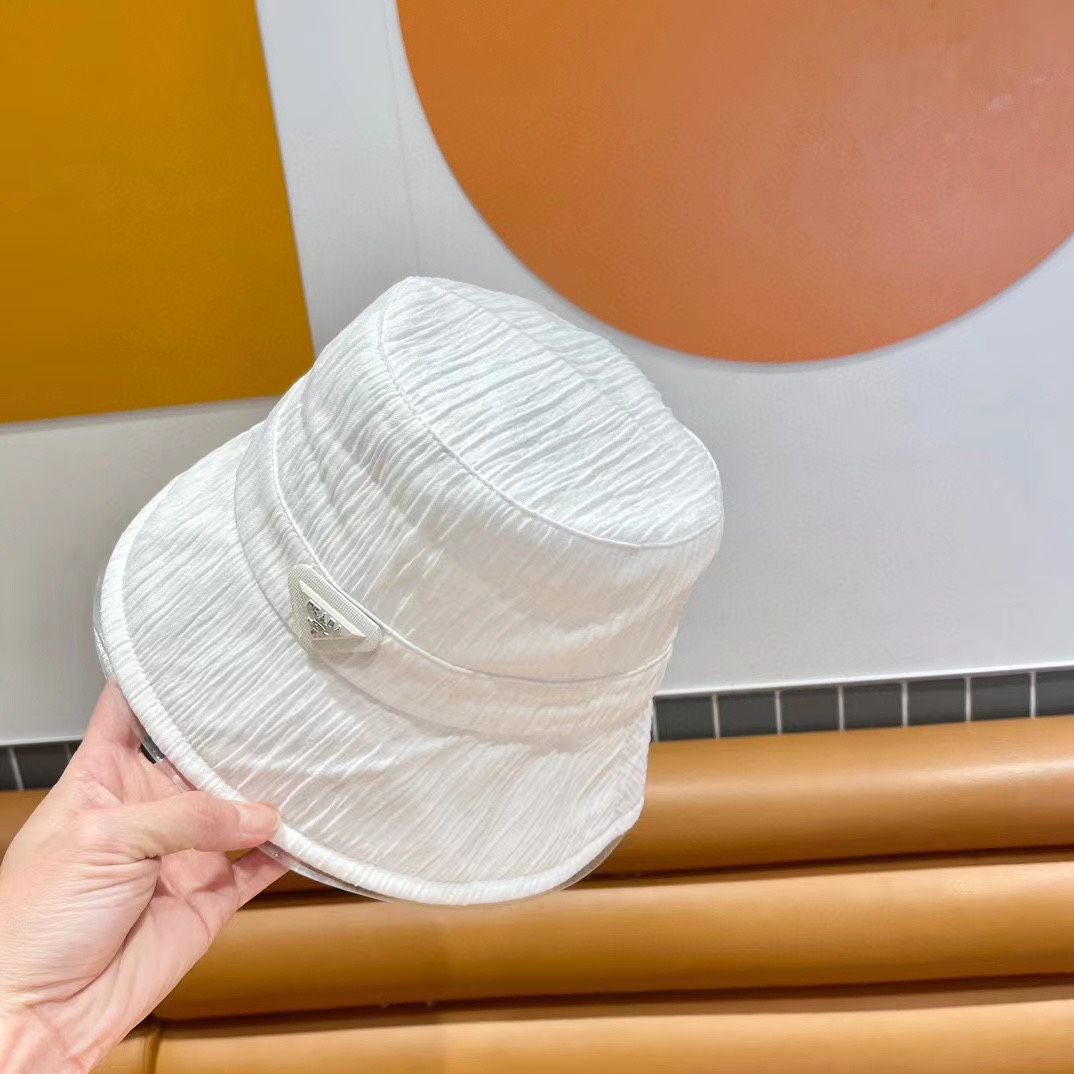   普拉达2024春新款渔夫帽，简约甜美风，帽型很好，大脸型哦！出街必备