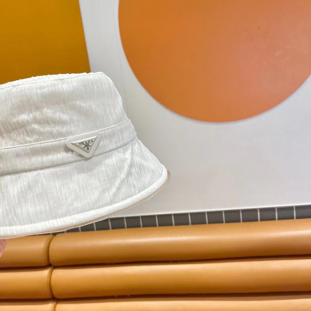   普拉达2024春新款渔夫帽，简约甜美风，帽型很好，大脸型哦！出街必备