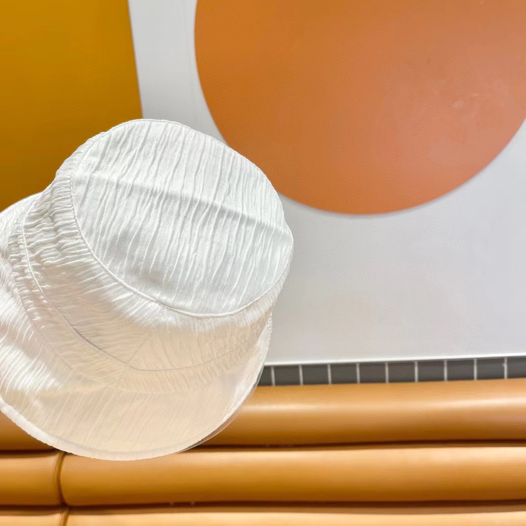   普拉达2024春新款渔夫帽，简约甜美风，帽型很好，大脸型哦！出街必备