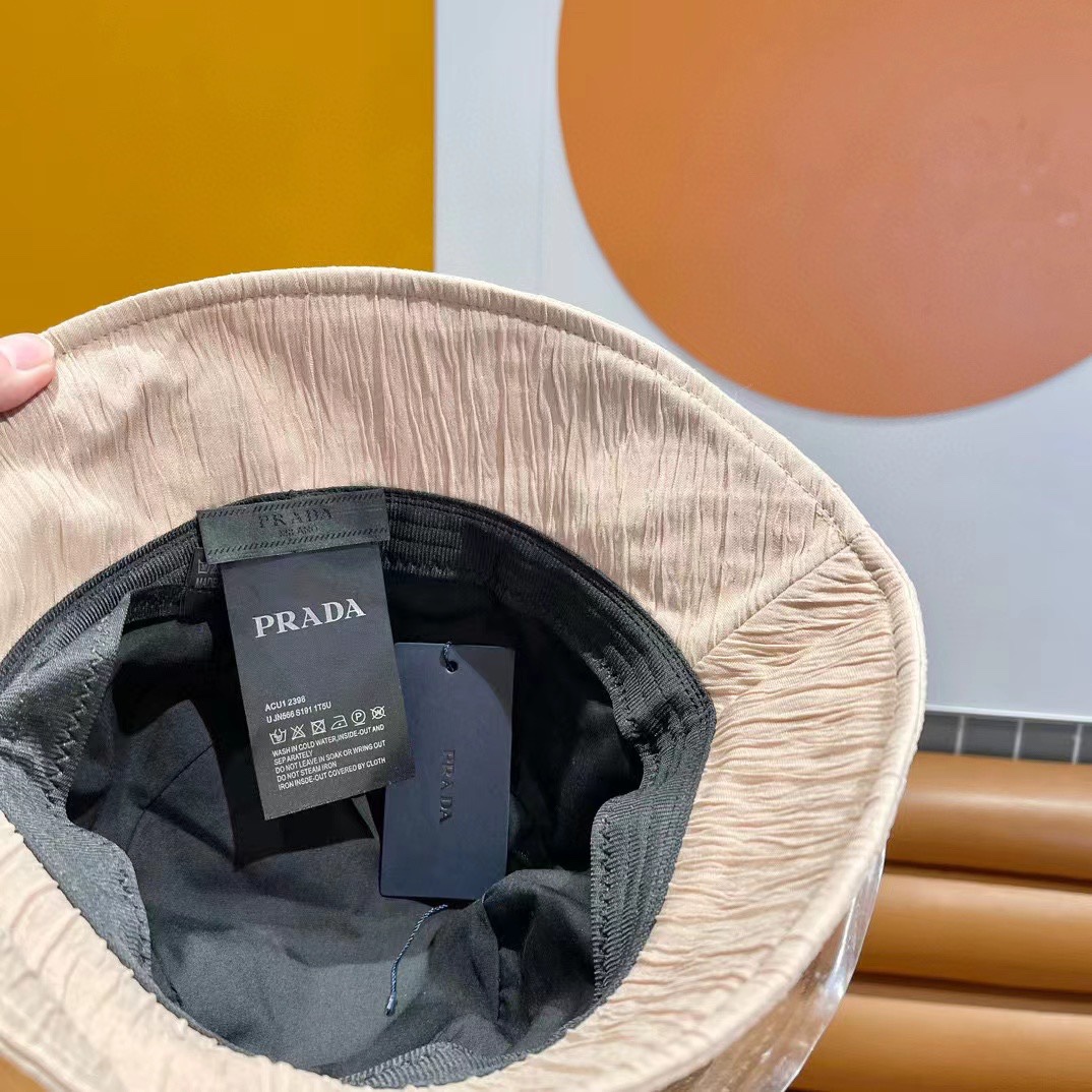   普拉达春新款渔夫帽，简约甜美风，帽型很好，大脸型哦！出街必备