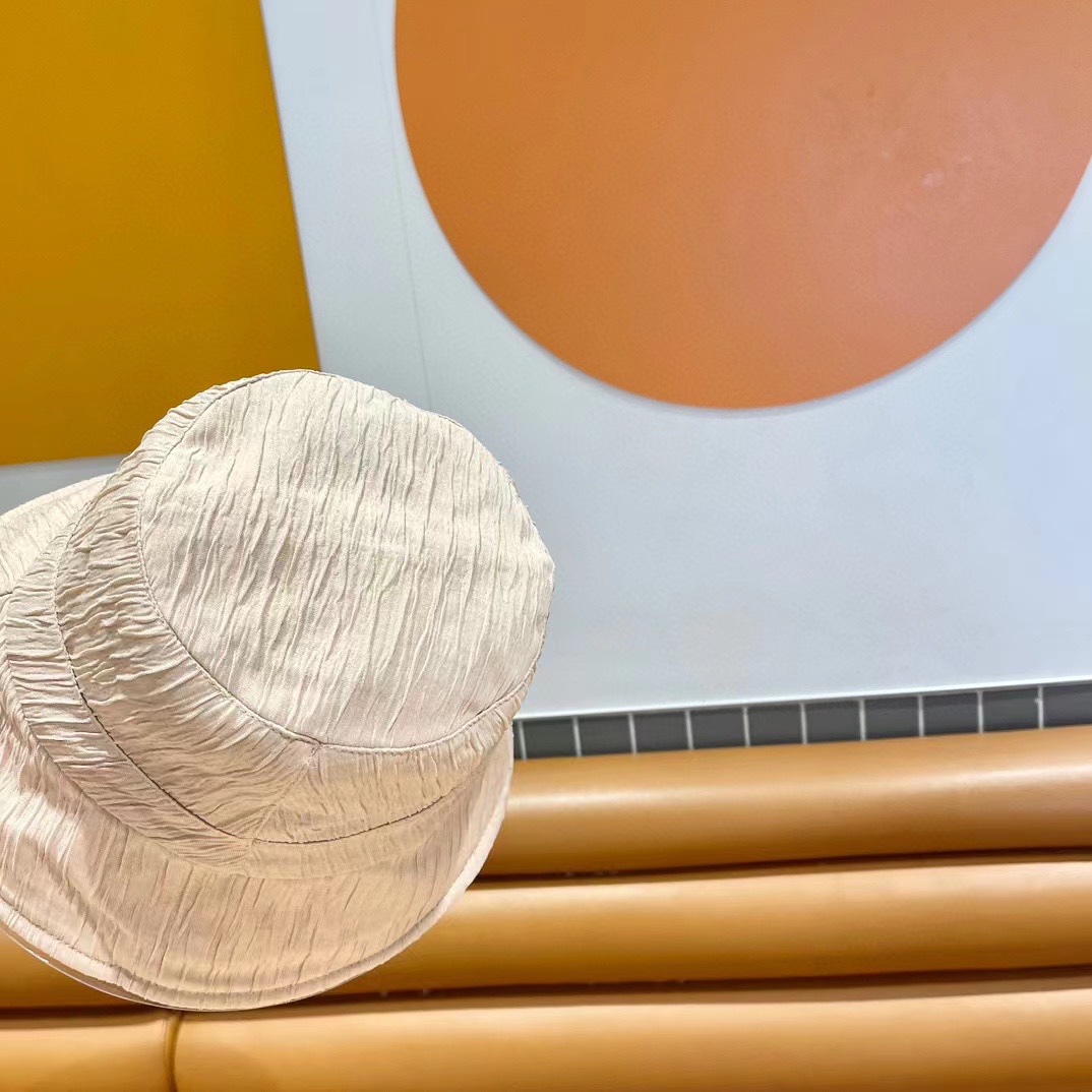   普拉达春新款渔夫帽，简约甜美风，帽型很好，大脸型哦！出街必备