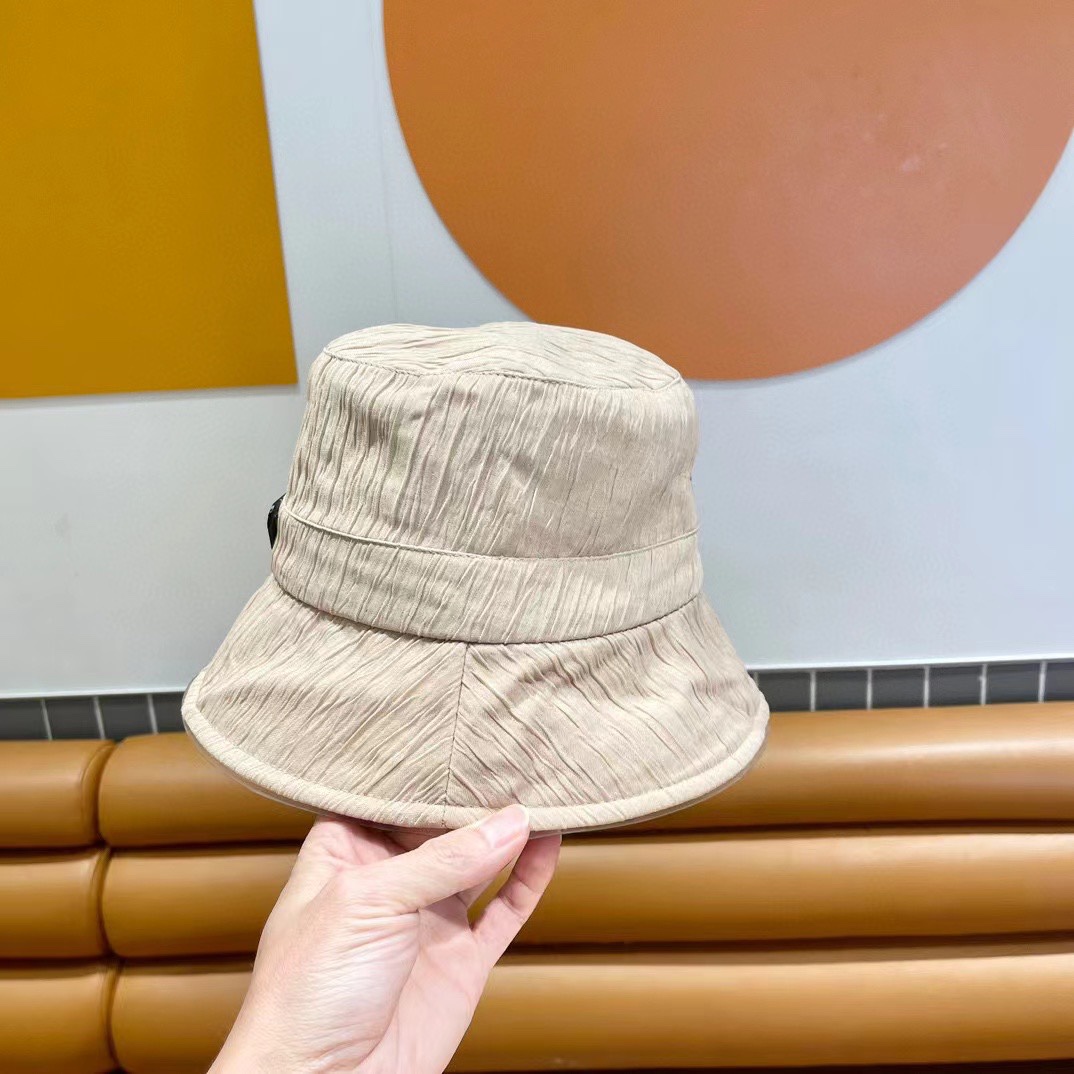   普拉达春新款渔夫帽，简约甜美风，帽型很好，大脸型哦！出街必备