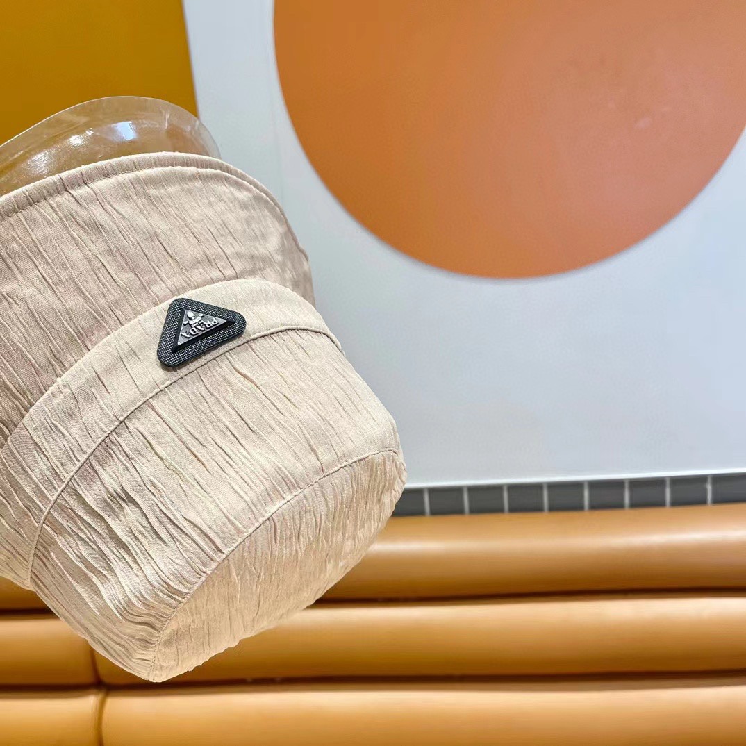   普拉达春新款渔夫帽，简约甜美风，帽型很好，大脸型哦！出街必备